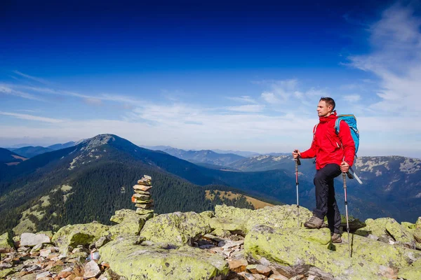 Joven excursionista deportivo trekking en las montañas. Concepto de deporte y vida activa —  Fotos de Stock