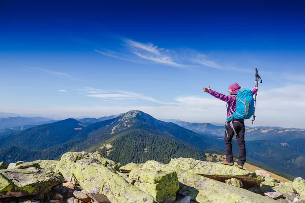 Mulher viajante com mochila caminhadas em montanhas conceito de estilo de vida esporte de montanhismo — Fotografia de Stock