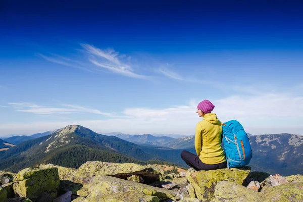 Wanderin mit Rucksack in den Bergen und in der schönen Sommerlandschaft — Stockfoto