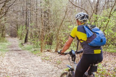 Etkin delikanlı bahar ormanda Bisiklete binme