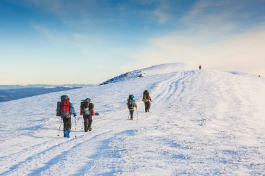 Kış dağlar'da yürüyüş. Seyahat ve spor kavram insanlar
