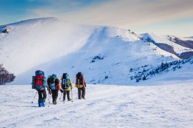 Kış dağlar'da yürüyüş. Seyahat ve spor kavram insanlar