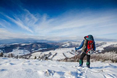 Seyahat etmek sırt çantası ve kış dağ manzara
