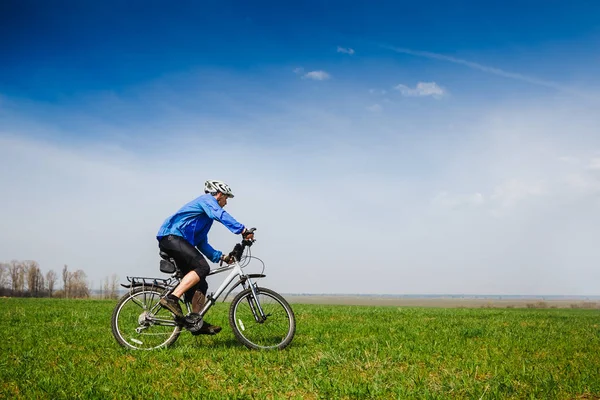 Genç bisikletçi bahar parkta Bisiklete binme