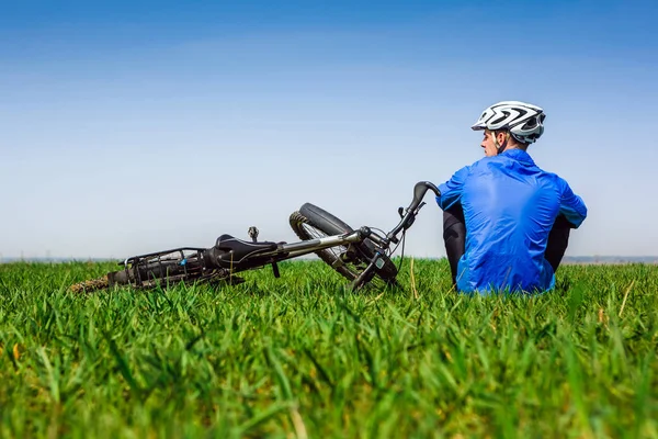 Cycliste se reposer avec un vélo le jour du printemps — Photo