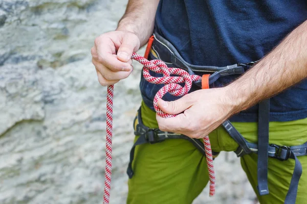 kaya tırmanışçısı koşum takımı tarafından kaya yüzüne ayarlama