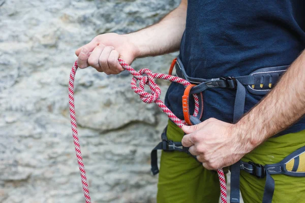 Rock klimmer harnas aan te passen door de rotswand — Stockfoto