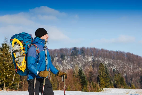 Viajero con mochila y panorama de montaña de invierno —  Fotos de Stock