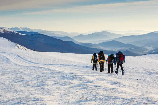 Kış dağlar'da yürüyüş. Seyahat ve spor kavram insanlar