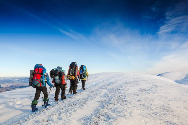 Pessoas caminhadas em belas montanhas de inverno — Fotografia de Stock