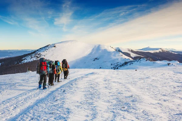 Wandern in den Winterbergen. Menschen reisen und Sport-Konzept — Stockfoto