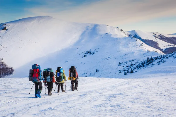 Caminhadas nas montanhas de inverno. Pessoas viajando e conceito de esporte — Fotografia de Stock