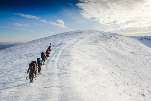 Senderismo en las montañas de invierno. Gente viajando y concepto deportivo —  Fotos de Stock