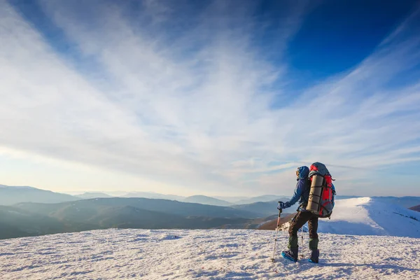 Reiziger met rugzak en winter bergpanorama — Stockfoto