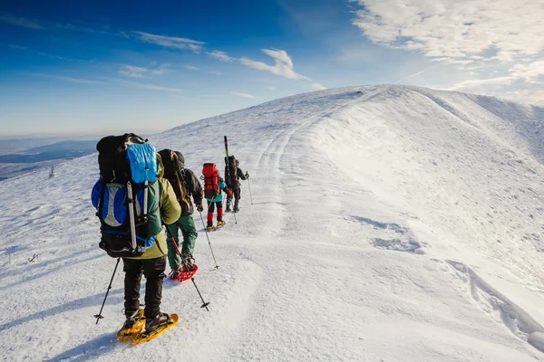 Походи в зимові гори. Люди подорожують і спортивні концепції — стокове фото