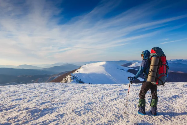 Seyahat etmek sırt çantası ve kış dağ manzara