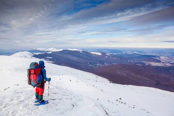 turistik bir sırt çantası ve dağ manzara