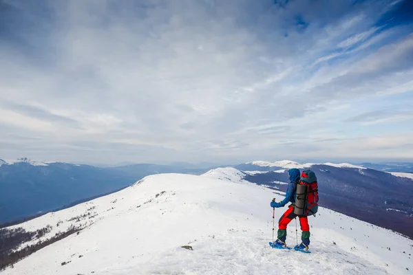 Turista com mochila e panorama de montanha — Fotografia de Stock