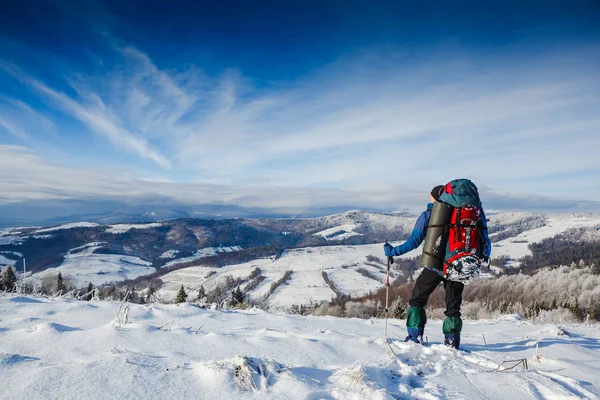 Seyahat etmek sırt çantası ve kış dağ manzara