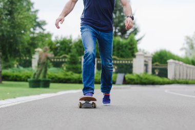 Bir kaykay hile yaparak kaykaycı