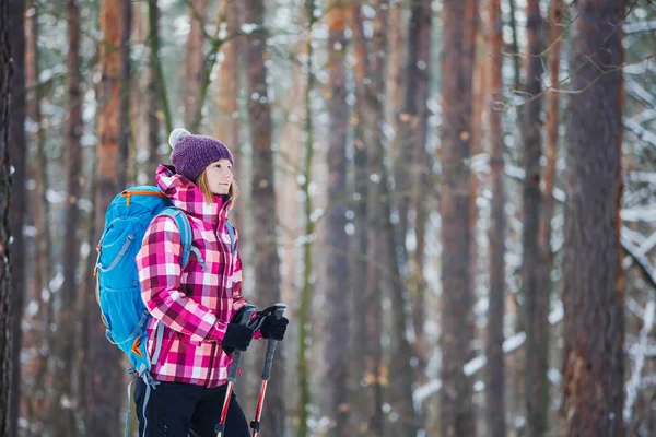Caminante en el bosque de invierno. Deporte, inspiración y viajes. Joven mujer feliz cruzar el país caminando en las montañas en la nieve día de invierno —  Fotos de Stock