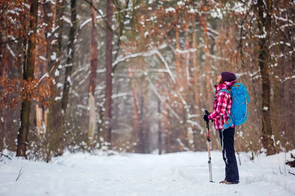 Caminante en el bosque de invierno. Deporte, inspiración y viajes. Joven mujer feliz cruzar el país caminando en las montañas en la nieve día de invierno —  Fotos de Stock