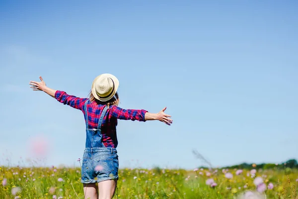 Prazer em conhecê-lo. Mulher feliz livre desfrutando da natureza. Menina beleza ao ar livre — Fotografia de Stock