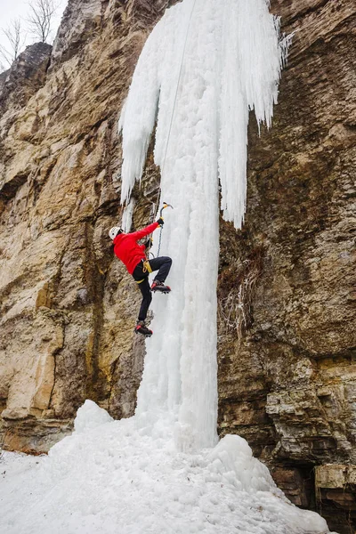 Gelo escalando a cachoeira — Fotografia de Stock