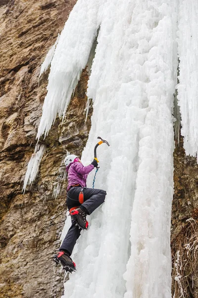 Ice climbing the waterfall — Stock Photo, Image