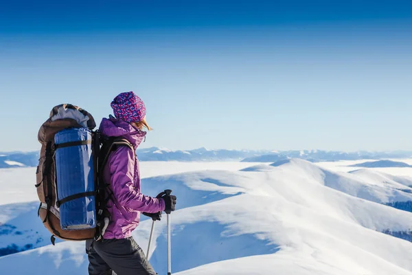 Fiatal nő, hátizsák állandó elleni téli hegy-völgy - kaland és utazás koncepció — Stock Fotó