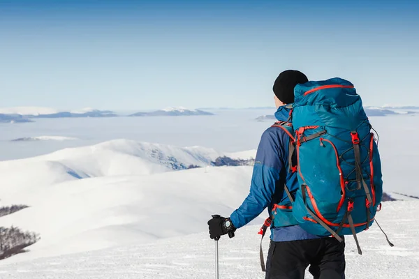 Viajante com mochila e panorama de montanha de inverno — Fotografia de Stock