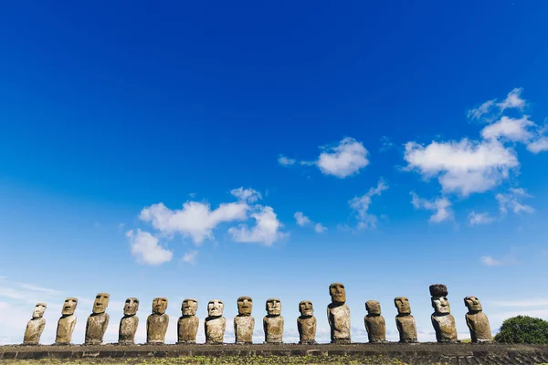 Moais statyer på Ahu Tongariki - största aggregatet på Påskön. Chile — Stockfoto