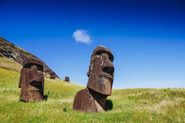 Αγάλματα Moai στο ηφαίστειο Rano Raraku στο Νησί του Πάσχα, Εθνικό Πάρκο Rapa Nui, Χιλή — Φωτογραφία Αρχείου