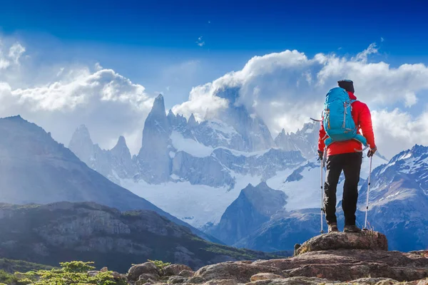 Active turysta turystyka, ciesząc się widokiem, ogląda Patagonii góry krajobraz. Fitz Roy, Argentyna. Alpinizmu sport styl życia koncepcja — Zdjęcie stockowe