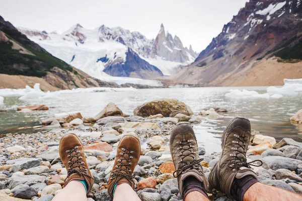 Viaje trekking ocio concepto de vacaciones. Pareja en botas de senderismo divirtiéndose y disfrutando de maravillosas vistas impresionantes a la montaña —  Fotos de Stock