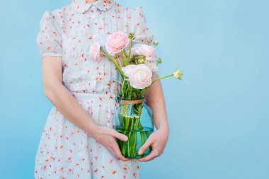 Çiçek hediye için. Güzel tipik kadın elinde. Bahar zamanı ve ilham