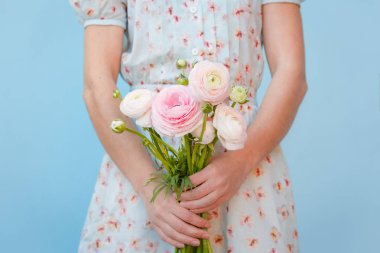 Kız pembe Düğünçiçeği kokulu mavi duvar