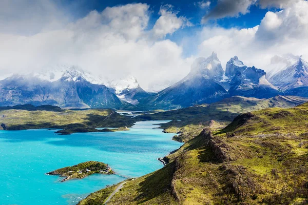 Niesamowity krajobraz górski z Los Cuernos skały i Pehoe jeziorem w park narodowy Torres del Paine, Patagonia, Chile — Zdjęcie stockowe