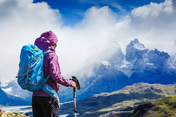 Mujer viajera con mochila de senderismo en las montañas. montañismo deporte estilo de vida concepto —  Fotos de Stock