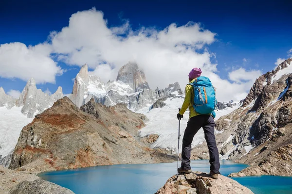 Advanture cestovatel výhledem na horu Fitz Roy, Patagonie, Argentina. Koncepce životního stylu sport Horolezectví — Stock fotografie