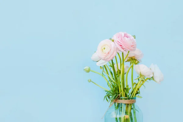 Flores para regalar. Hermoso ranúnculo en manos femeninas. Primavera e inspiración — Foto de Stock