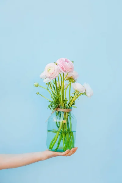 Λουλούδια στο δώρο. Όμορφη ranunculus στα γυναικεία χέρια. Άνοιξη και έμπνευση — Φωτογραφία Αρχείου