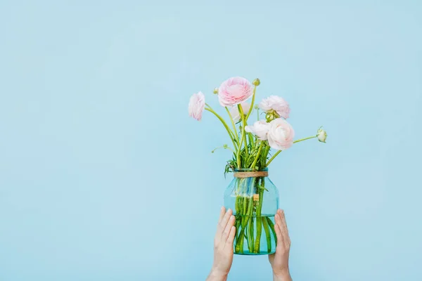 Flores para regalar. Hermoso ranúnculo en manos femeninas. Primavera e inspiración — Foto de Stock