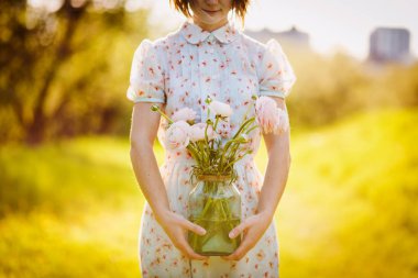 Çiçek hediye için. Güzel tipik kadın elinde. Bahar zamanı ve ilham