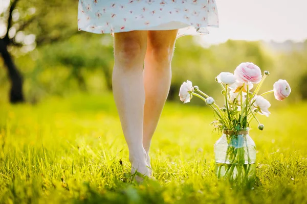 Mujer joven en el vestido caminando en el prado con hierba verde — Foto de Stock