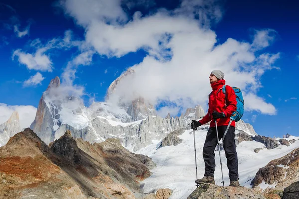 Senderismo activo, disfrutando de la vista, mirando a Patagonia mou —  Fotos de Stock