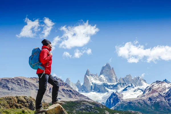 Senderismo activo, disfrutando de la vista, mirando el paisaje montañoso de la Patagonia. Fitz Roy, Argentina. Montañismo deporte estilo de vida concepto —  Fotos de Stock