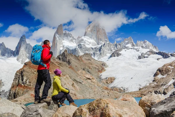 Senderistas activos, disfrutando de la vista del famoso monte Patagonia Fitz Roy Moutain, Argentina —  Fotos de Stock