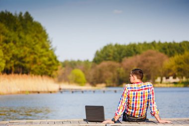 Laptop çalışma açık olan genç adam