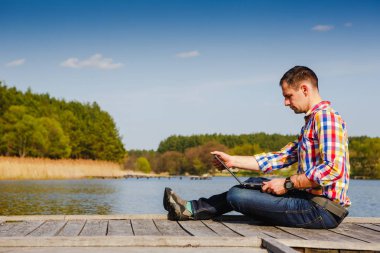 Laptop çalışma açık olan genç adam